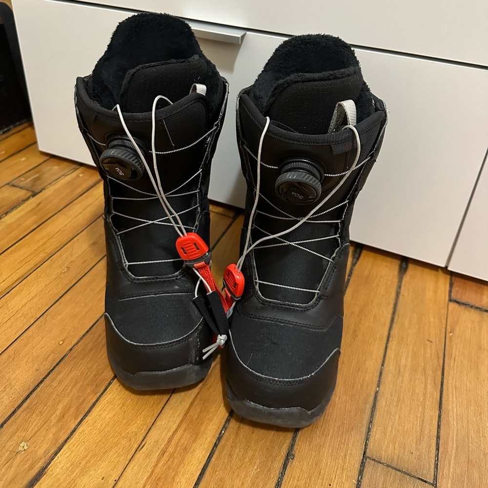 Women’s Burton mint BOA snowboard boots
